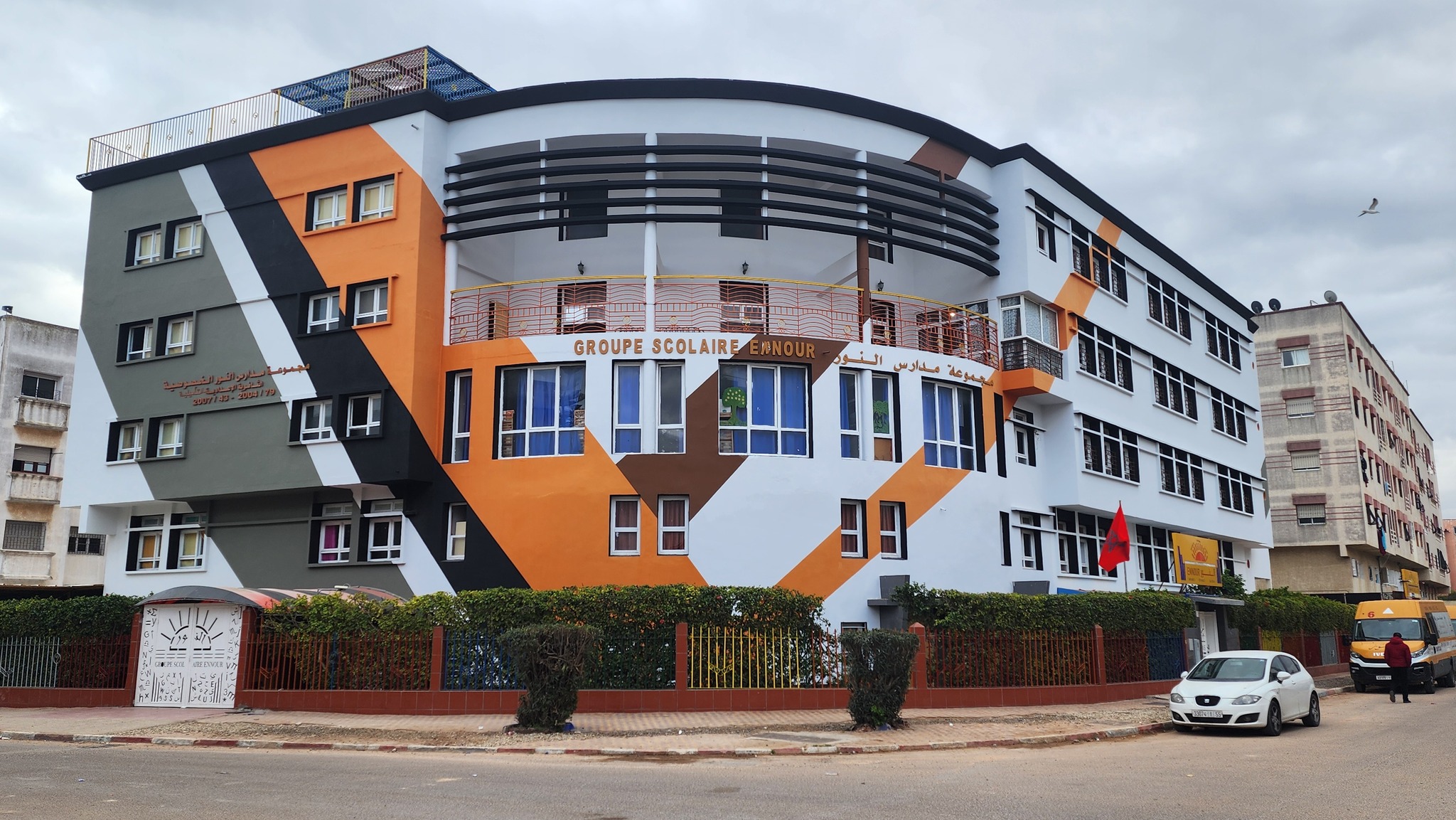 Élèves et personnel du Groupe Scolaire Ennour